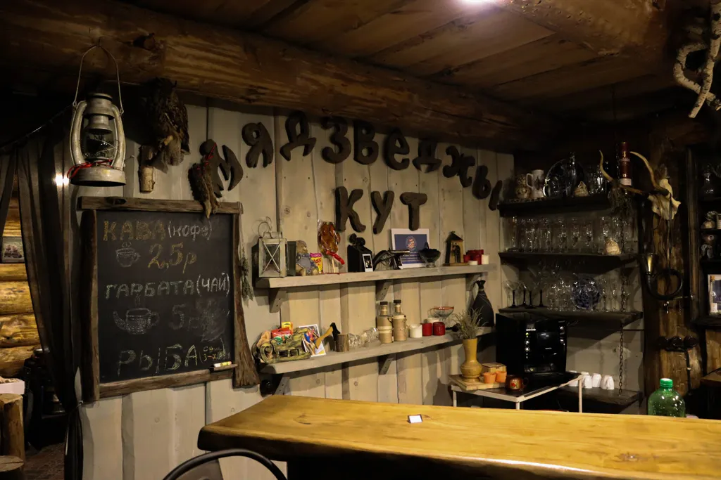 Усадьба Медвежий угол в лесу на берегу озера