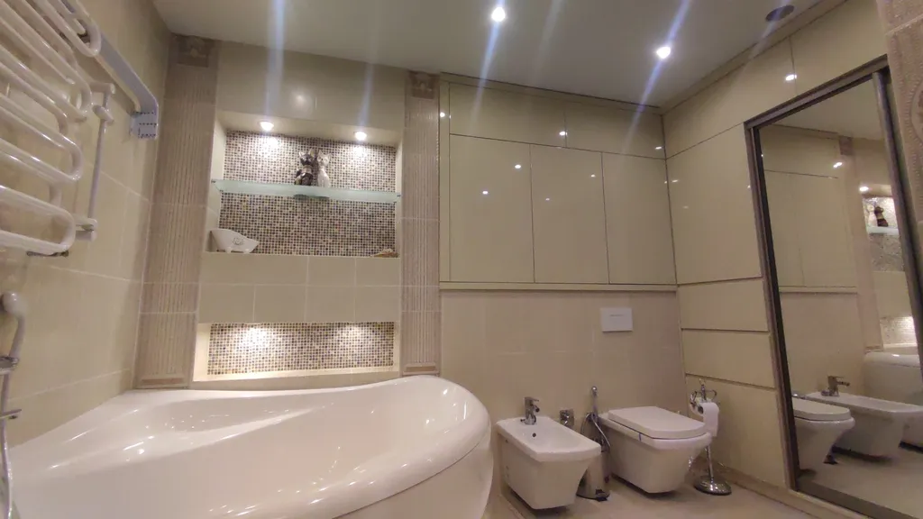 Двухуровневая трёхкомнатная квартира возле моря