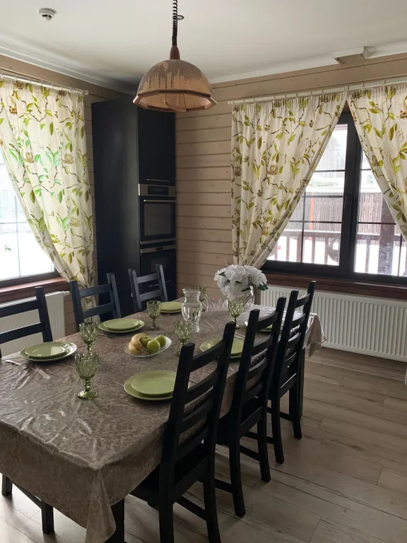 Деревянный 2-этажный коттедж у леса