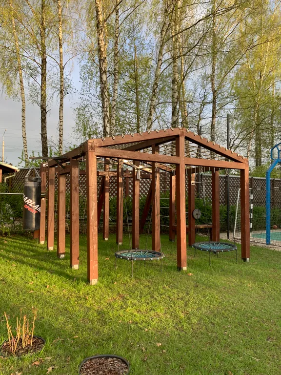 Дом у пруда