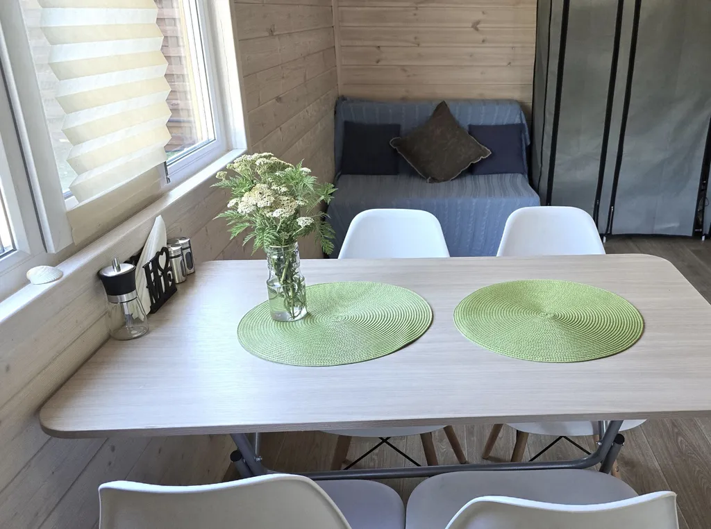 Уютный дом у реки с беседкой и верандой