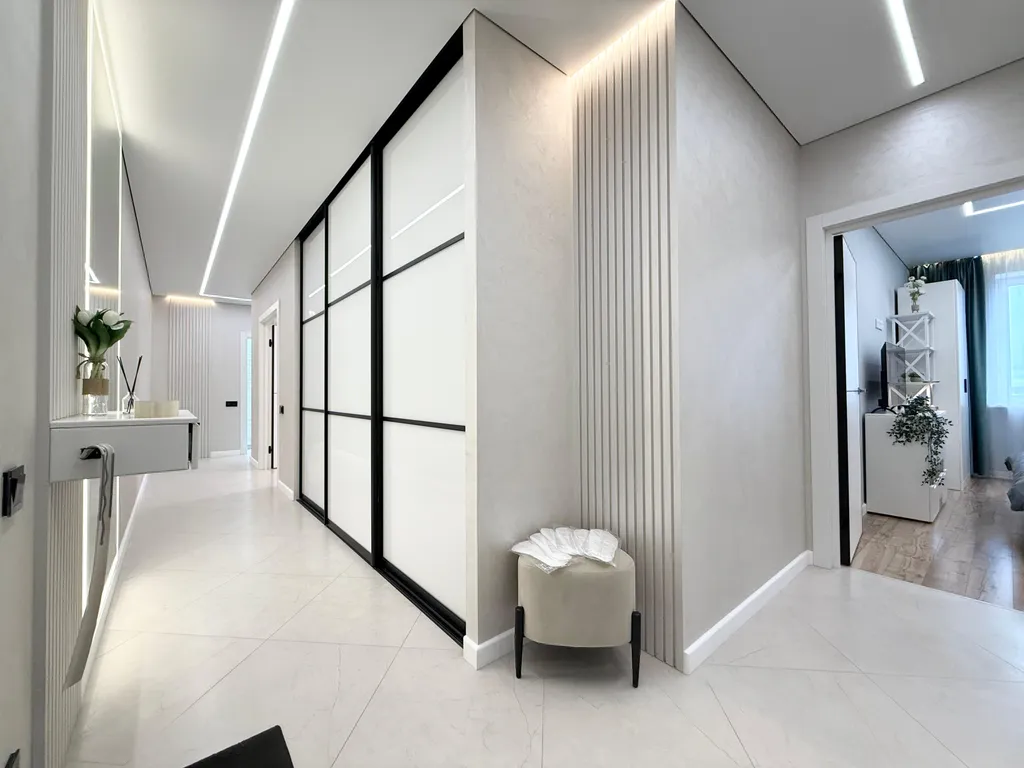 Квартира с большой кухней-гостиной, камином и панорамным видом