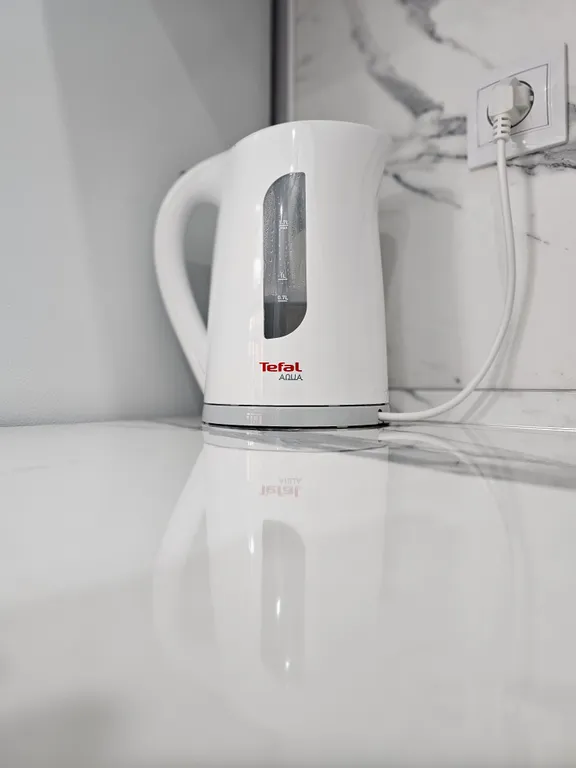 Новый современный дом в центре города, рядом с набережной.