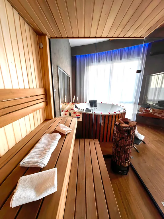 Апартаменты с большой джакузи и камином