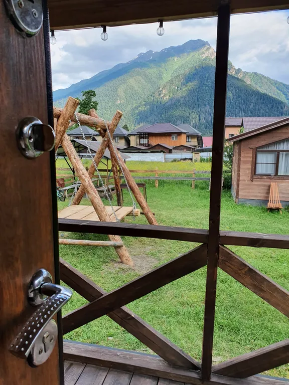 Домик с терассой и красивым видом на горы