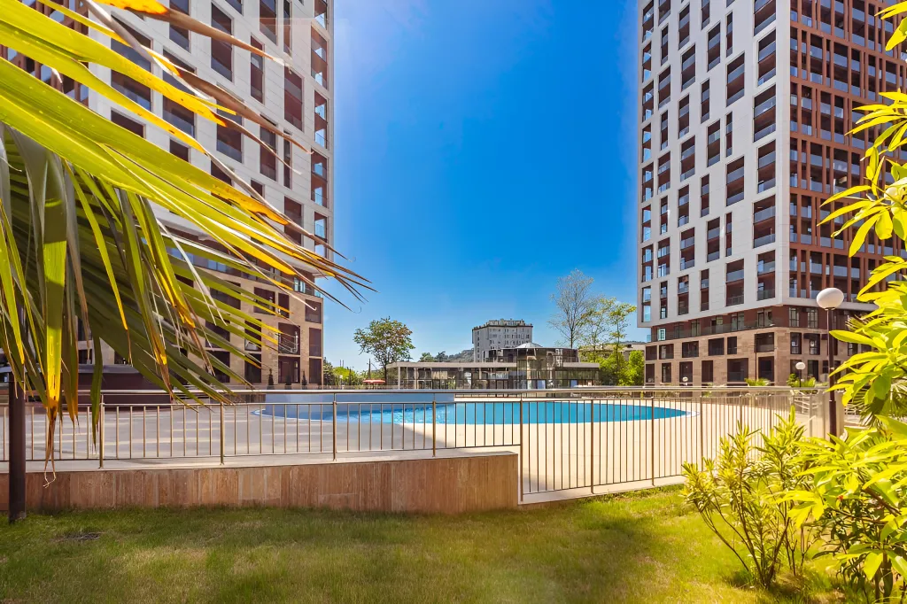 Светлая студия с бассейном на территории