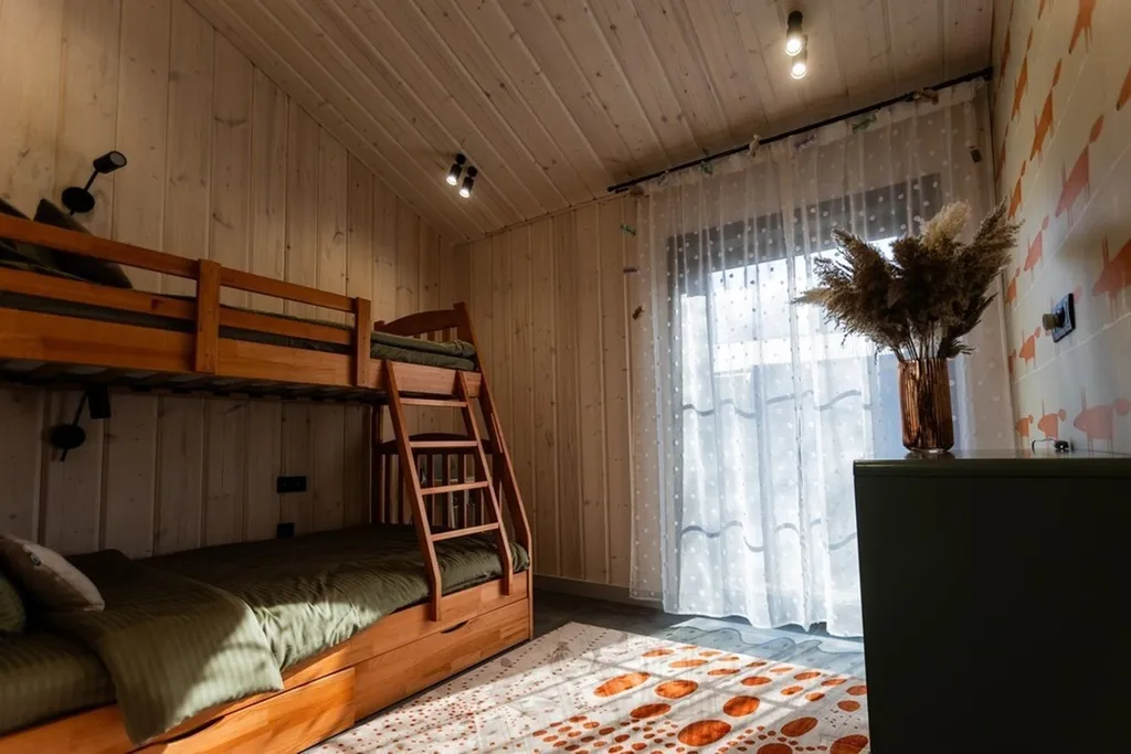 Дизайнерский панорамный дом с сауной в хвойном лесу