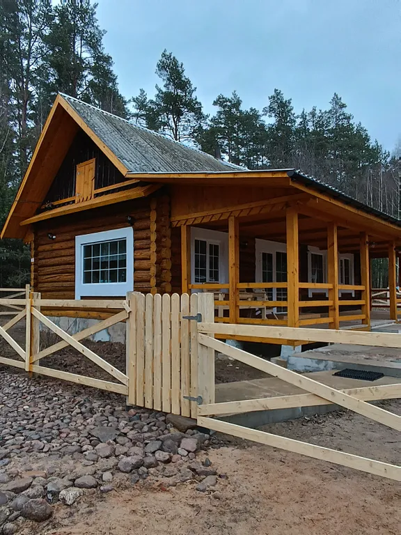 Дом в лесу у ручья