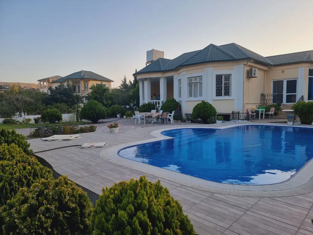 Коттедж Вилла с бассейном в 10 минутах от моря — аренда посуточно в Баку