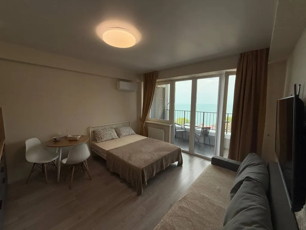 Ретро студия с панорамными окнами с видом на море, бассейн