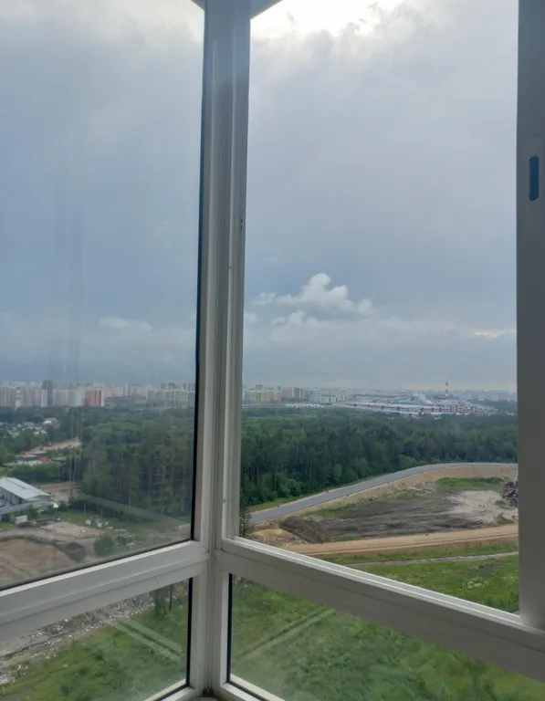 Квартира с большой кухней гостинной, вид из окна на Москву