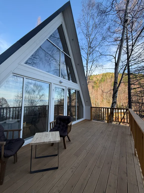 Домик на холме с видом на Байкал