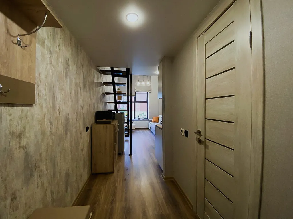 Двухуровневая студия с панорамными окнами