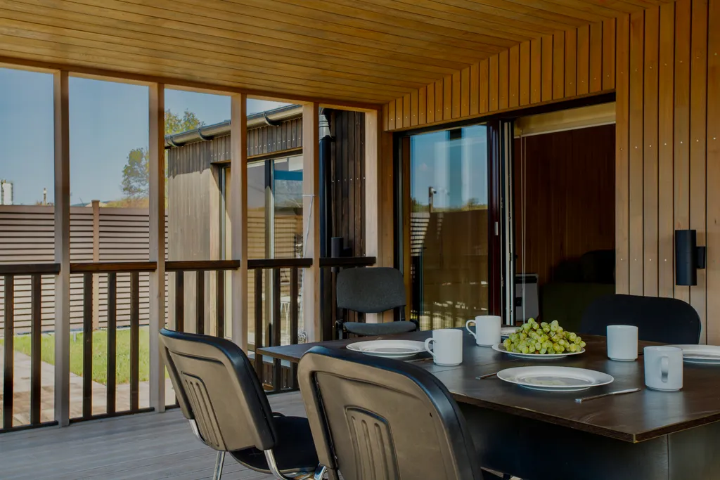 Уютный деревянный дом возле моря