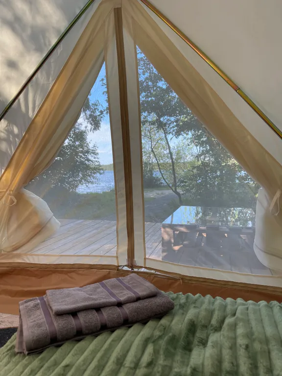 Уединенный шатер Романтика в лесу на берегу озера