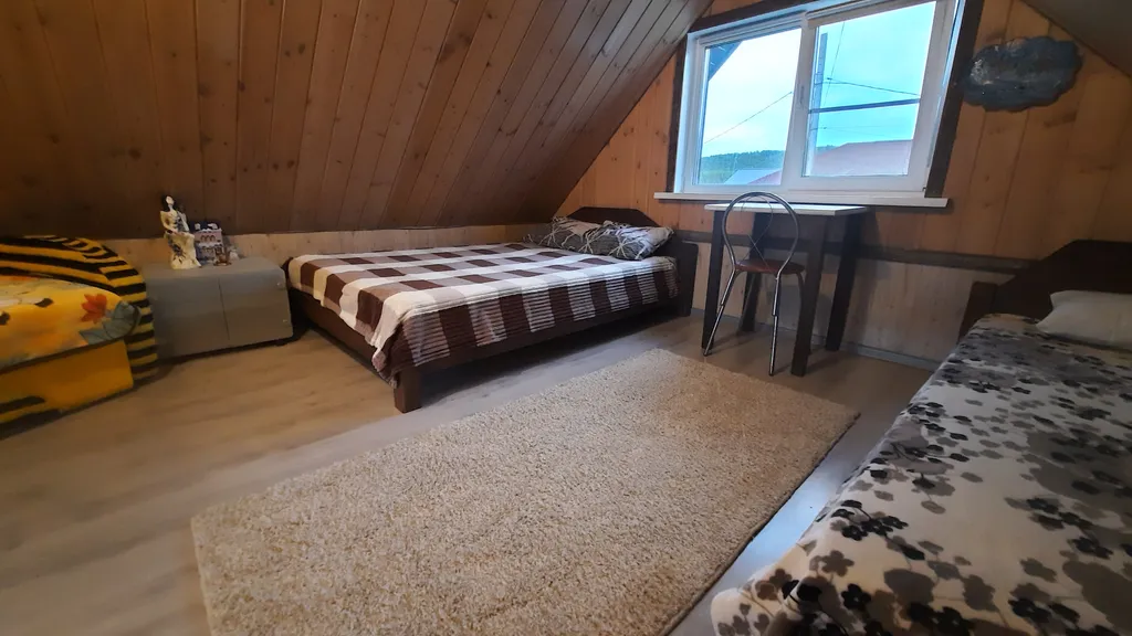 Домик около озера и леса