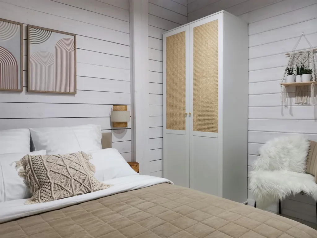 Панорамный дом в окружении леса на берегу водохранилища