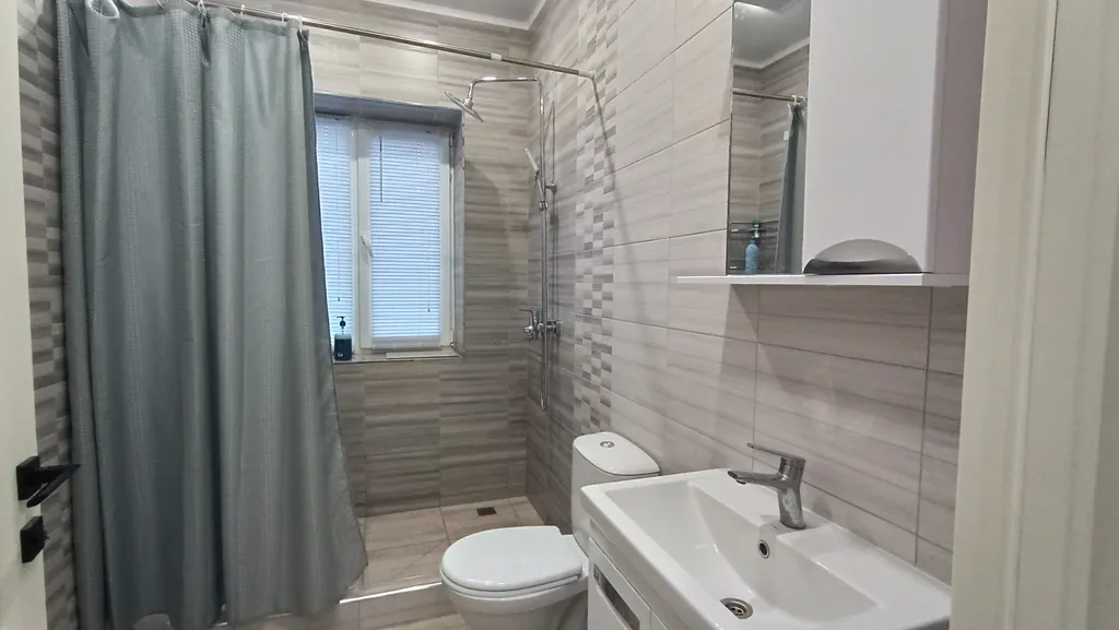 Трёхкомнатный новый коттедж в черте города с бассейном