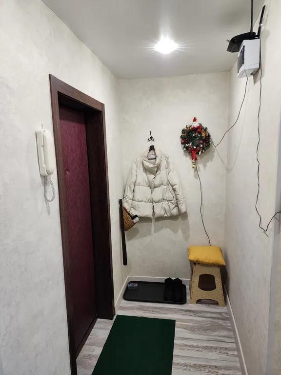 Стильная квартира с большой кроватью.