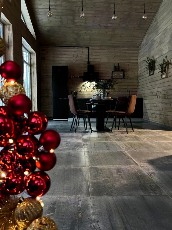 Дом в стиле барнхаус с японской купелью фурако на террасе