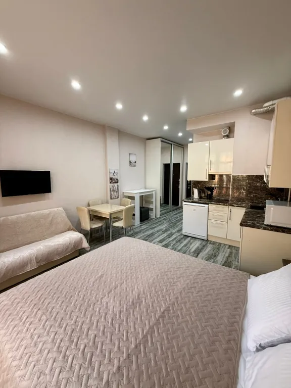 Укомплектованная студия с балконом