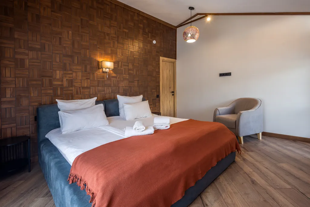 Дом у сквера в центре Поляны