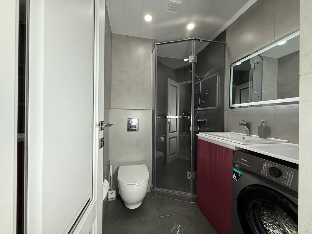 New trendy 1bd apt, Unbeatable location