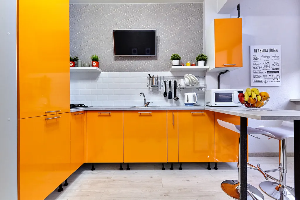 Апартаменты Оранж с диваном в кухне-гостиной