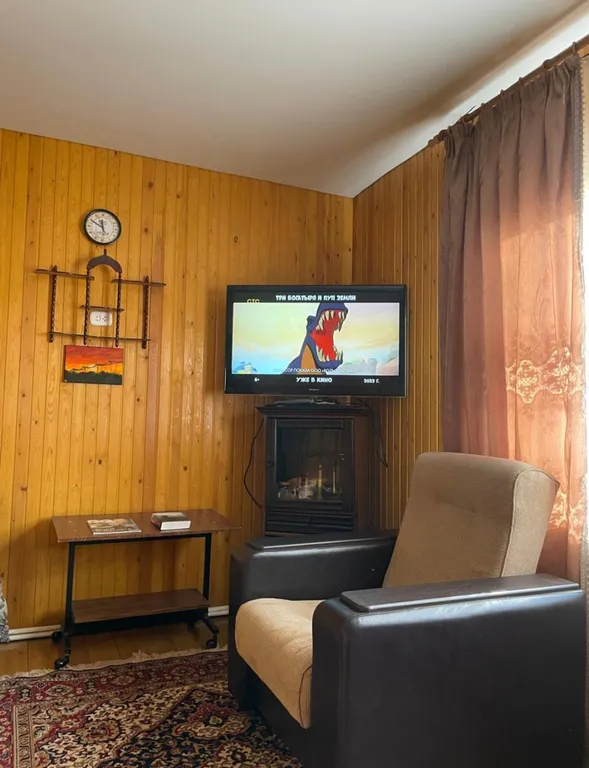 Дом у реки с видом на горы