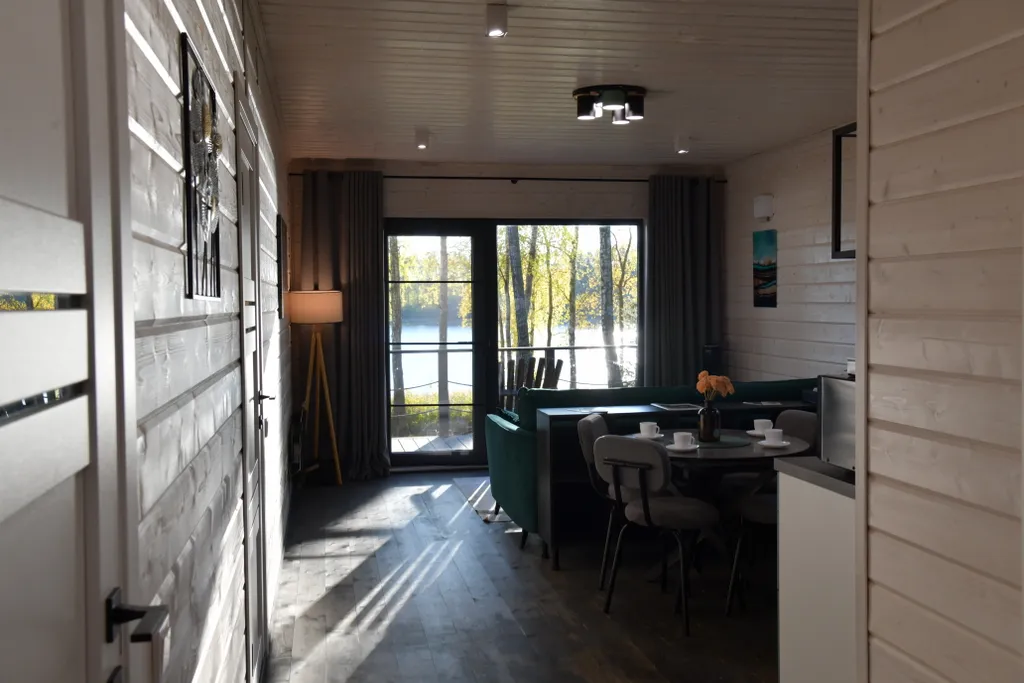 Дом на семью или компанию в лесу у большой воды