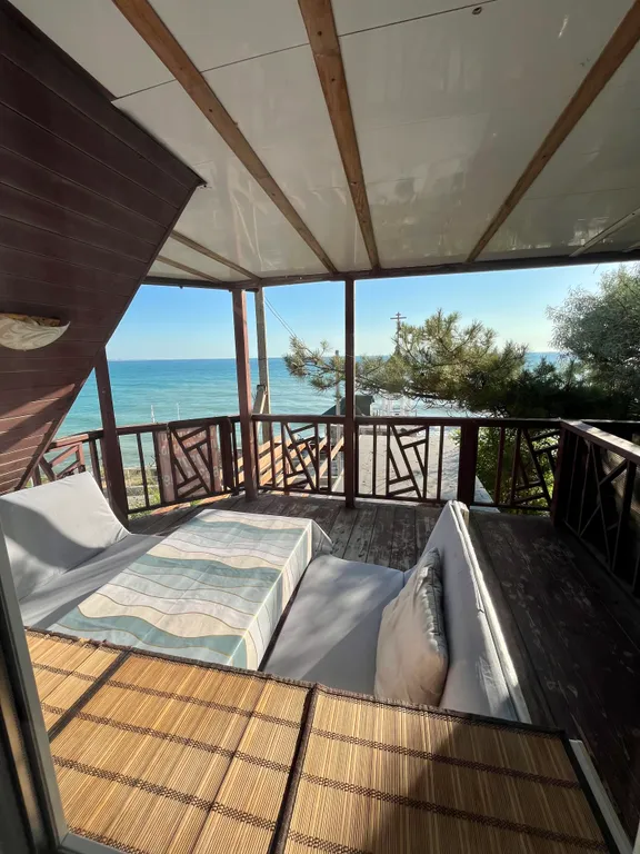 Студия с видом на море и часовню