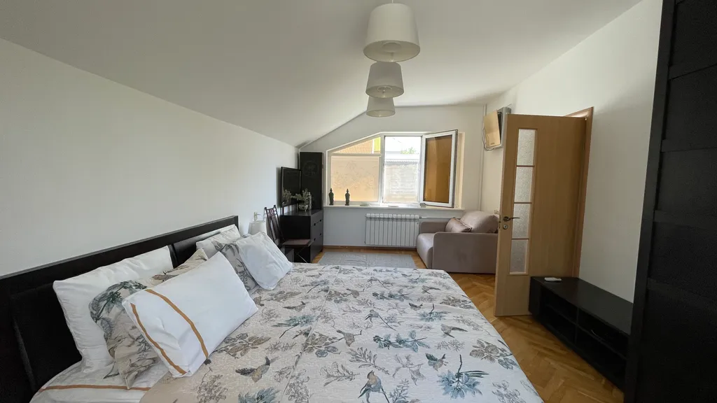 Дом и море через дорогу