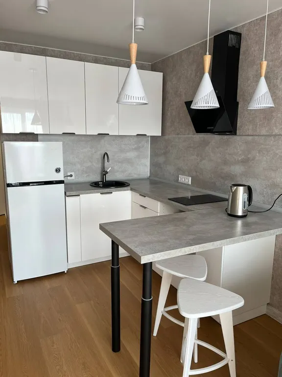 Шикаpная студия с панoрамными окнами и великoлепным видoм на лec