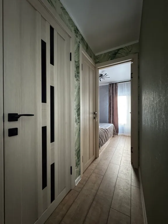 Уютный, небольшой сканди домик у леса