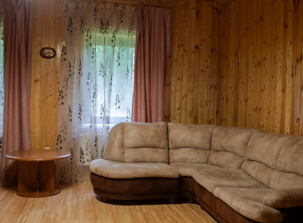 Дом с озером, река, лес