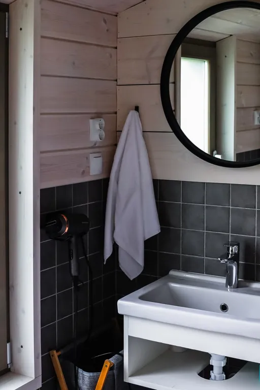 Черный дом на берегу водохранилища