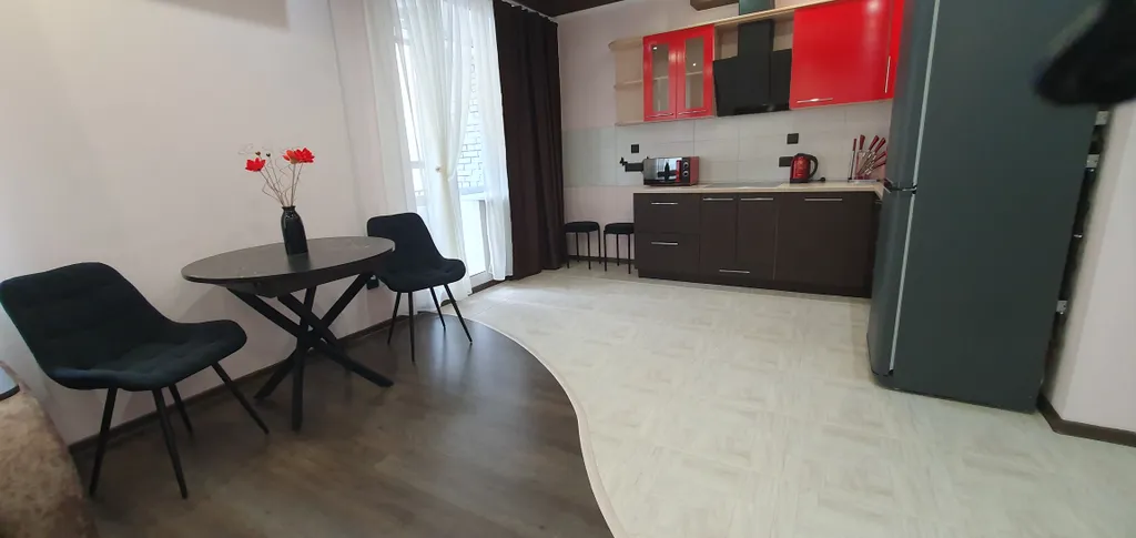 Уютная студия с отдельной спальной зоной, рядом с Иртышом