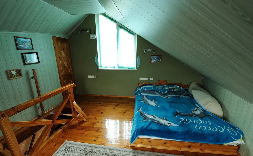 Дом с балконом, видом на море у пляжа и Воронцовского дворца