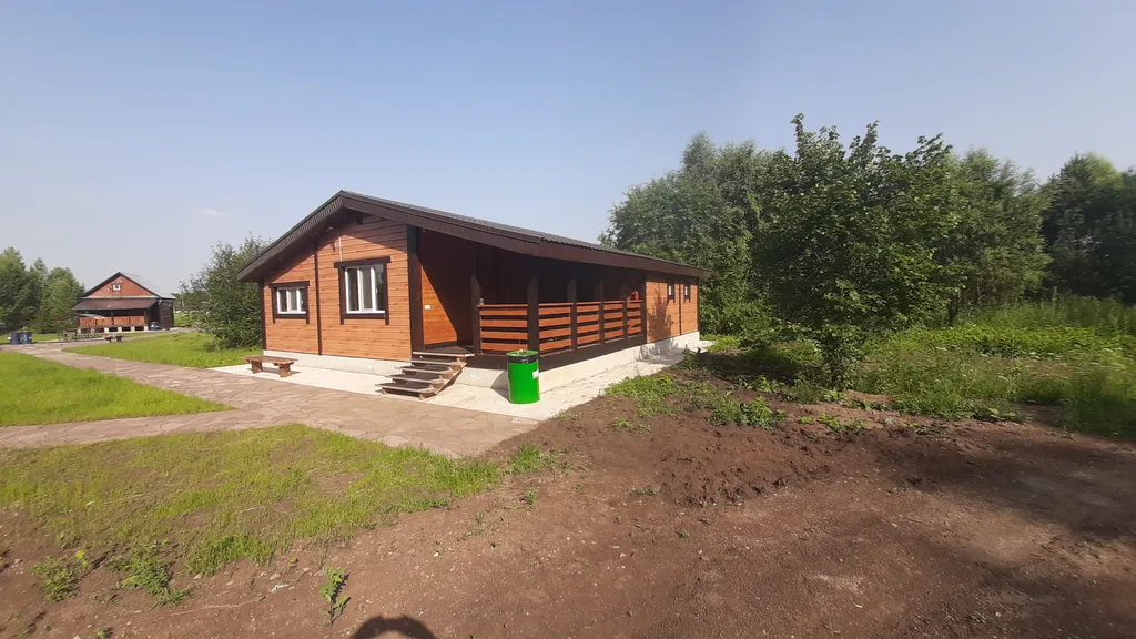 Новые деревянные дома в предгорье Уральских горберегу 3 рек