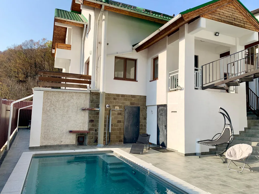 Дом с шикарным видом на горы, с теплым бассейном и баней на дровах