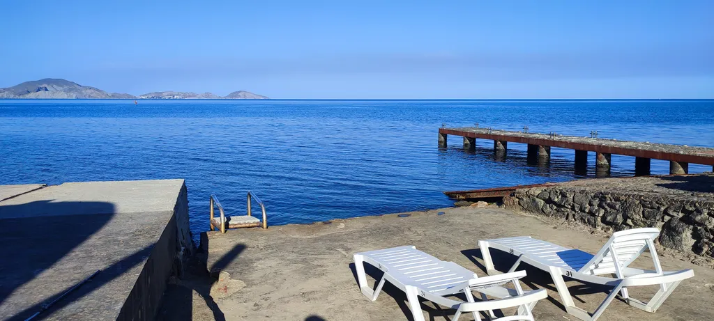 Двухэтажный эллинг на берегу моря