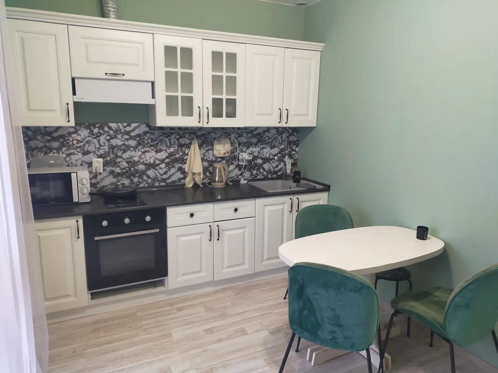 Просторная квартира с видом на пруд, с кондиционером