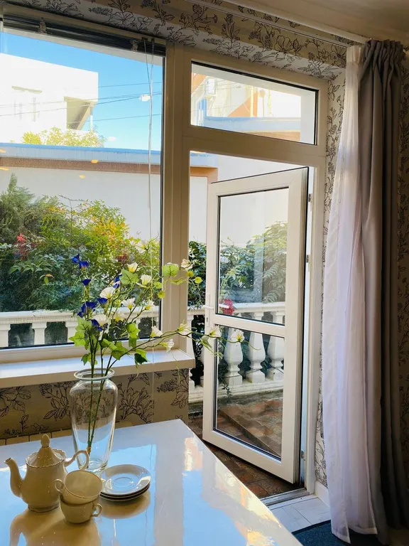 Солнечная студия со своим двориком и летним бассейном