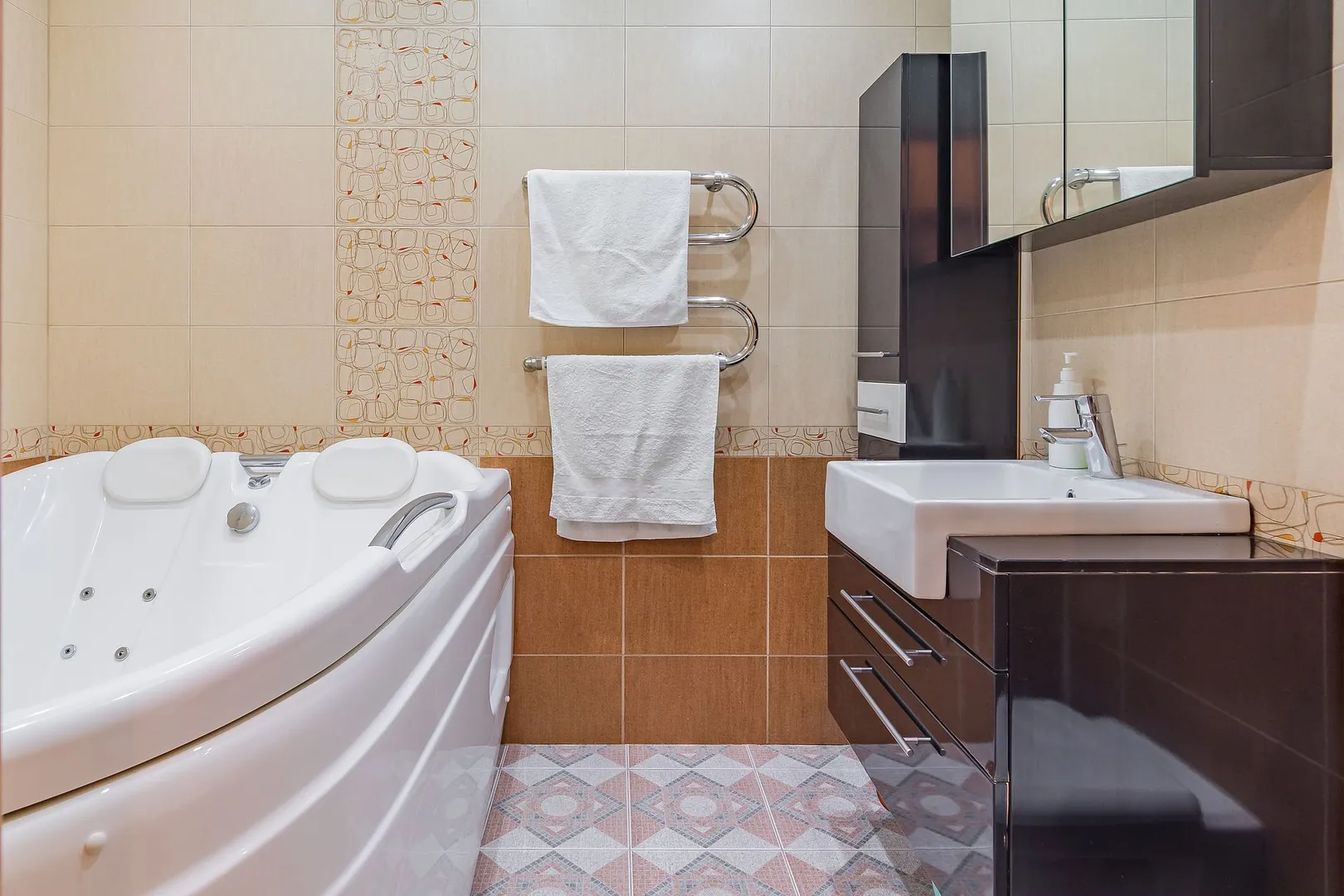 Современный дизайн ванной комнаты с увеличенной площадью и множеством вариантов подсветки.