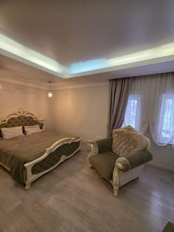 Загородный дом с бассейном и банкетным залом