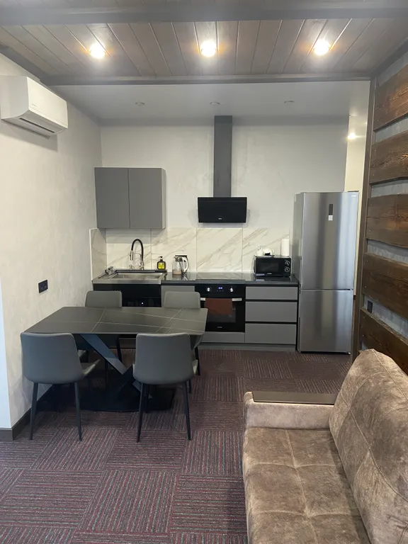 Апартаменты на горнолыжном курорте Солнечная Долина с видом на озеро