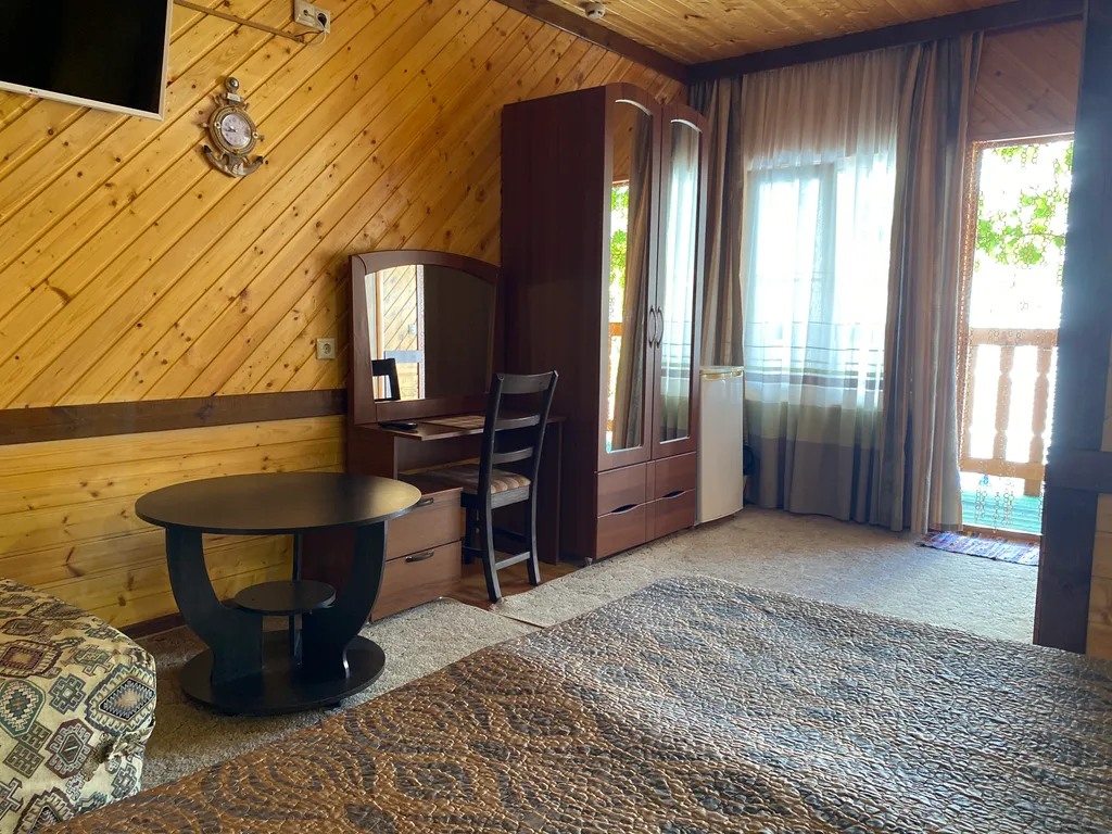 Уютная комната в доме из дерева