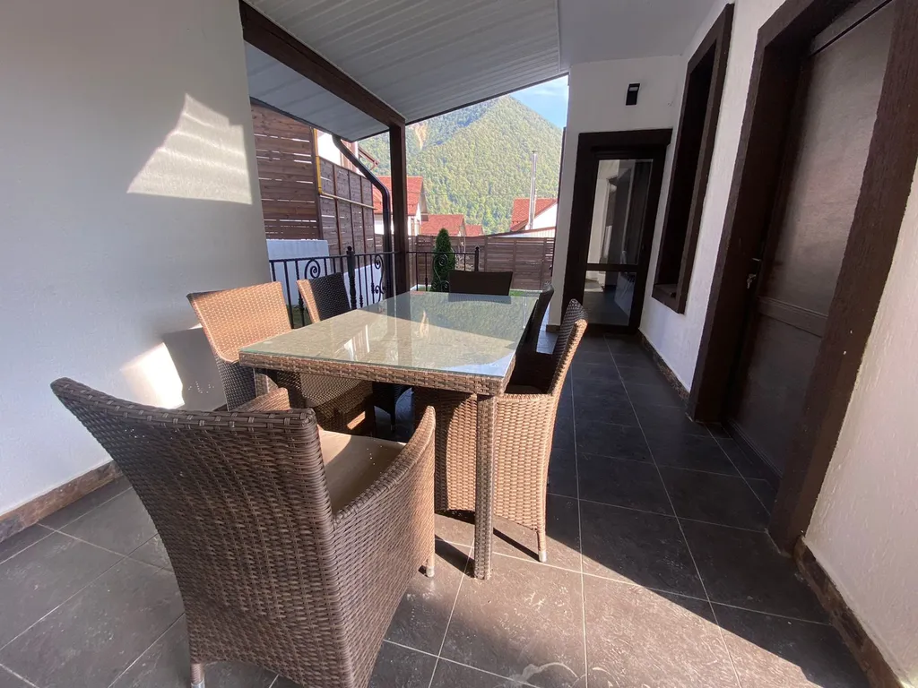 Дом с бассейном и домашним кинотеатром