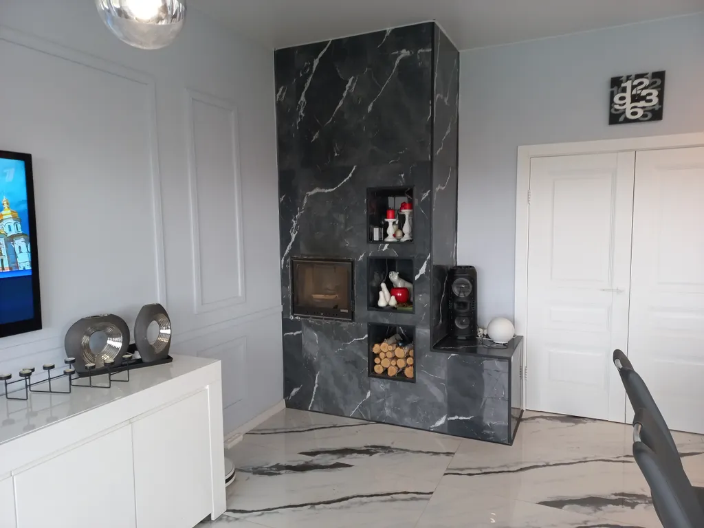 Дом с видом на море и отдельно стоящей баней.