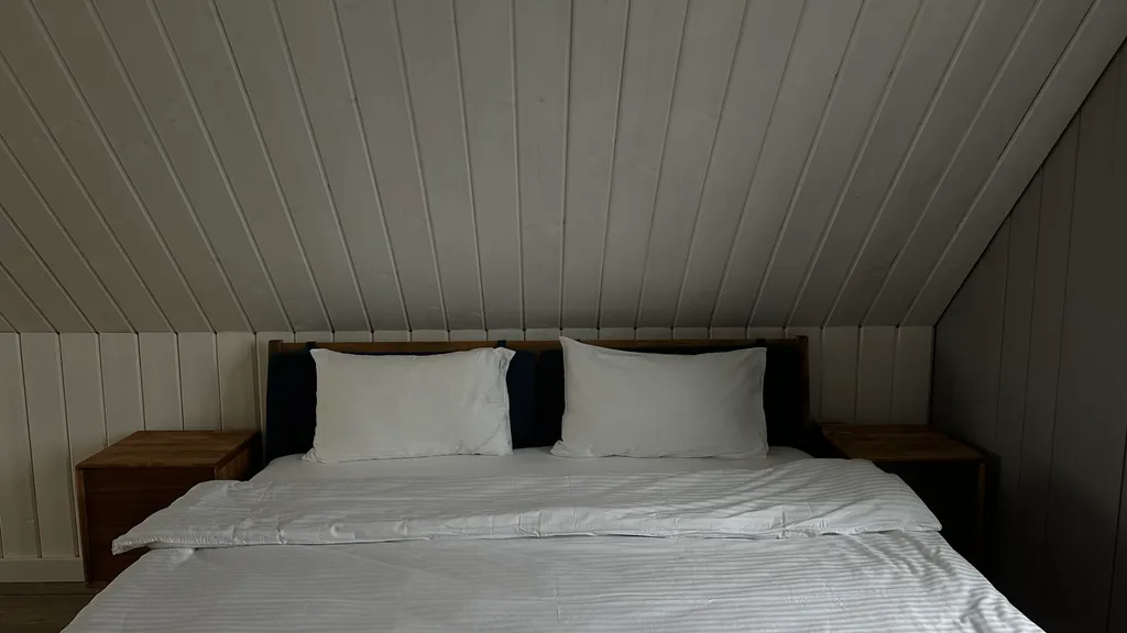 Стильный просторный дом с террасой и видом на луг